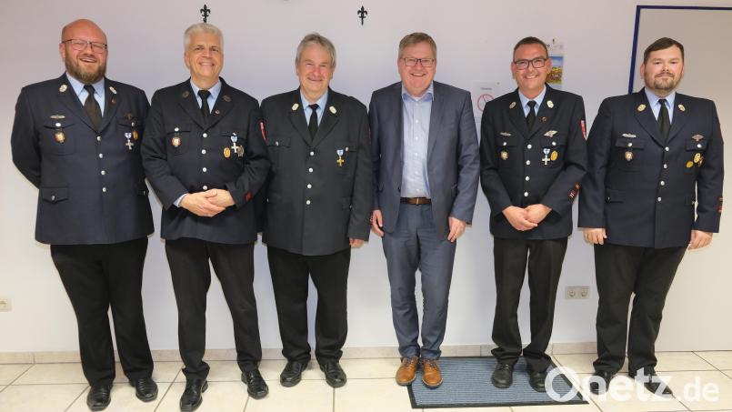 Ehrungen und Neuwahlen gab es in der Gailoher Feuerwehr. Von links: Vorsitzender Martin Heindl, Martin Ströhl (40 Jahre Mitglied), Wolfgang Geitner (40 Jahre aktiv), Oberbürgermeister Michael Cerny, Kommandant Thimo Höcherl und Zweiter Kommandant Daniel Schildbach. Bild: usc