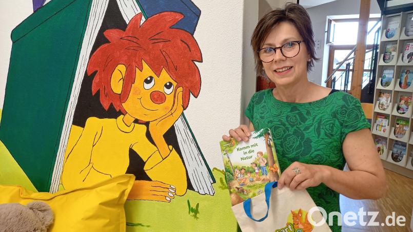 Irmi Sittl von der Pfreimder Stadtbücherei wirbt für die kostenlosen Lesestart-Sets, die schon früh die Weichen für einen großen Wortschatz stellen sollen. Bild: bl