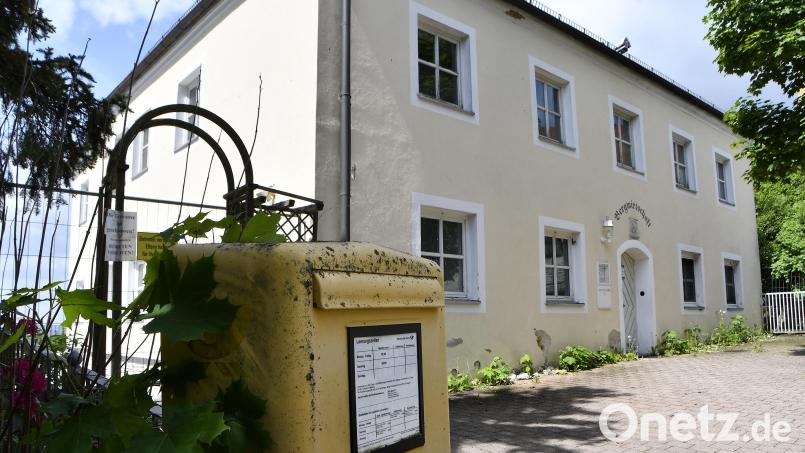 Wann ist hier wohl die letzte Postkarte abgeschickt worden? Seit fast zwei Jahren steht die Bergwirtschaft nun schon leer. Jetzt entscheiden die Bürger über ihre Zukunft. Bild: Petra Hartl