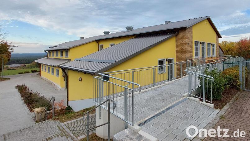 "Parteiübergreifend zusammenarbeiten und die beschlossenen Maßnahmen gemeinsam umsetzen" will der Schnaittenbacher Stadtrat. Dafür steht das neue Vereinsheim in Kemnath, das am Sonntag, 22. Mai, eingeweiht wird. Der Stadtrat hat vor drei Jahren den Startschuss zum Umbau der einstigen Schule zum Vereinsheim und für eine Investition gegeben, von der die Nachwelt noch lange zehren kann. Bild: e