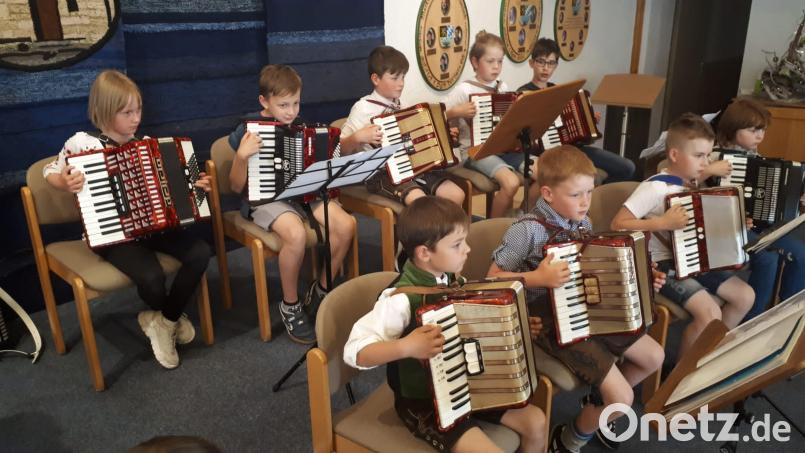 Schon die jüngsten Musikschüler begeistern mit den Akkordeons. Bild: gi