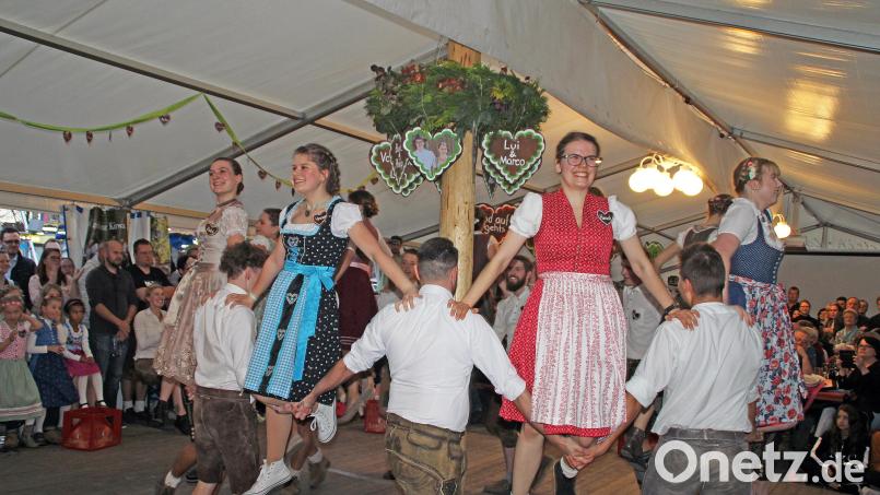 Auf geht&#039;s zum Jubiläumstanz. Die schmucken Kirwapaare haben dafür geübt. Archivbild: gmü