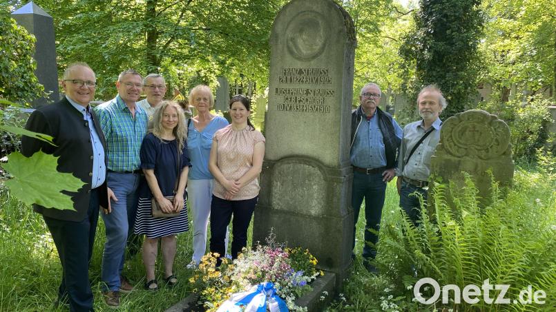 Eine Delegation aus Parkstein legte am Grab des Komponisten Franz Strauß ein Blumengesteck nieder. Bild: adj