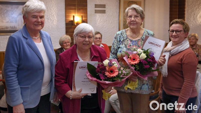 Vorsitzende Helga Heger (links) und Chorleiterin Andrea Eichenseer (rechts) würdigten die Jubilarinnen Lore Heil (Zweite von links) und Helga Scherupp für ihre Treue zum Gesang- und Orchesterverein 1847 Sulzbach-Rosenberg. Bild: bmr