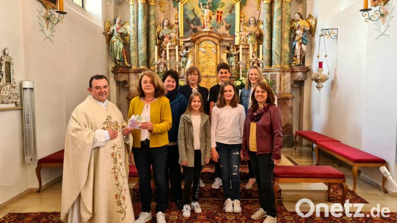 Im Beisein weiterer Mitglieder der KLB Schwarzenbach überreichte deren Vorsitzende Angelika Franz (Zweite von links) an Stadtpfarrer Konrad Amschl 2035 Euro,. Die Spende wird er an Schwester Anna Rita weiterleiten wird. Bild: kro