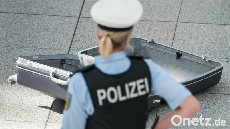 Eine Seltenheit in der Oberpfalz: Eine Polizistin. Bei der Polizei im Bezirk liegt der Frauenanteil bei 20,6 Prozent. Symbolbild: Armin Weigel