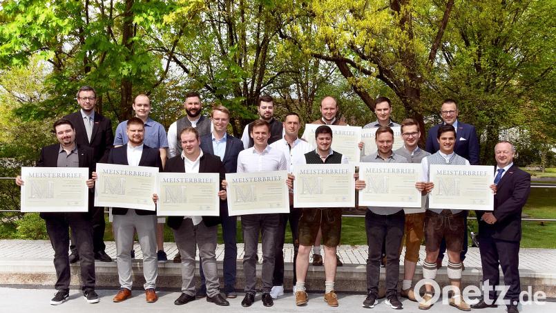 Handwerkskammer-Vize Christian Läpple (rechts) und Bereichsleiter Andreas Keller (hintere Reihe, rechts) gratulierten den frisch gebackenen Elektrotechnikermeistern. Bild: Fotostudio Schwarz/exb
