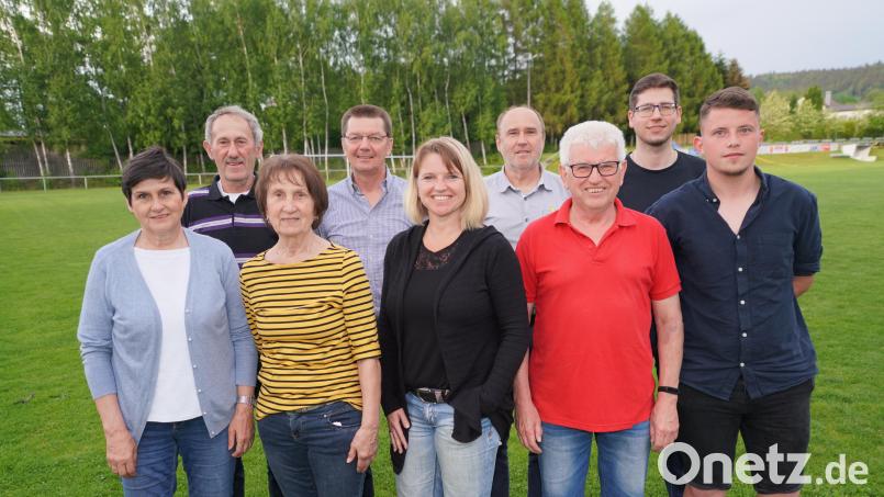 Die neue Führungsriege des TC Waldthurn mit Vorsitzendem Josef Götz (Dritter von rechts). Im Bild von links: Maria Golla, Manfred Holbaum, Irmgard Kick, Wolfgang Golla, Kerstin Schicker, 2. Bürgermeister Roman Bauer, Vorsitzender Josef Götz, Dominik Klos und Daniel Strunz. Bild: fvo
