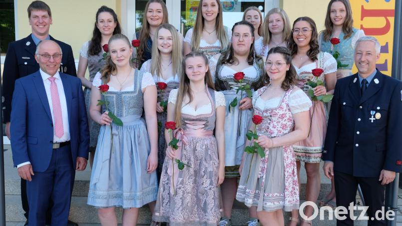 Die Festdamen der Feuerwehr Speinshart mit Bürgermeister Albert Nickl, Kommandant Christian Höllerl (links) und Feuerwehr-Vorsitzenden Stefan Schedl (rechts). Beim Empfang fehlten einige "Botschafterinnen der Gemeinde" Bild: do