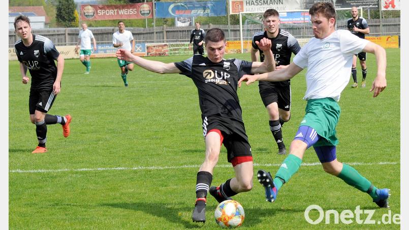 Tobias Marti (links, gegen Max Siller vom SV Mitterteich II) und die Sportfreunde Kondrau treffen in der Relegation zur Kreisliga auf die SG Griesbach/Großkonreuth. Archivbild: hho