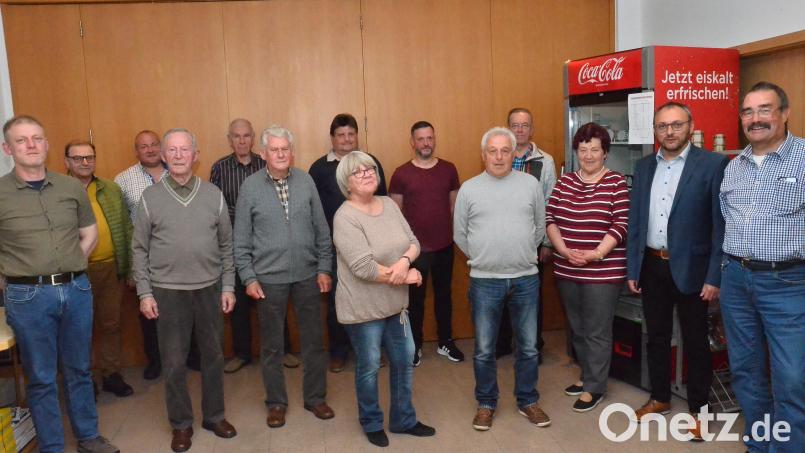 Der OWV Waidhaus hat einen neuen Vorstand. Die Hauptlast tragen Vorsitzender Detlef König (rechts) und sein Stellvertreter Reinhard Werner (Fünfter von rechts) sowie Gerlinde König (Mitte) als Schriftführerin. Bild: fjo