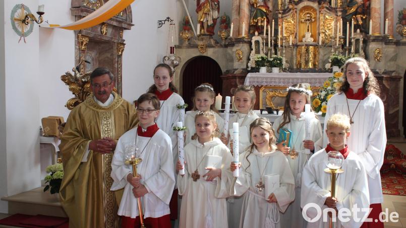 Fünf Kinder aus Utzenhofen empfangen erstmals die Kommunion. Den Gottesdienst zelebriert Pfarrer Klaus Birnthaler (links). Bild: aun