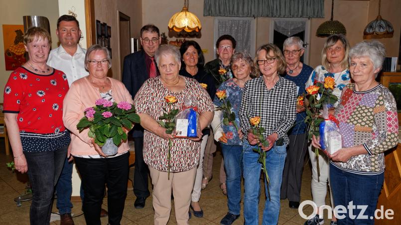 Vorsitzende Annemarie Woppmann (links) ehrt viele treue Wegbegleiterinnen. Bild: pi