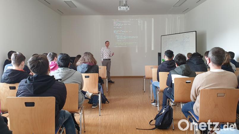 Den Fachvortrag am Informatik-Campus (BSZ Wiesau) gestaltete der ehemalige Schüler Sebastian Maischl (vorne, Mitte). Bild: BSZ Wiesau/exb