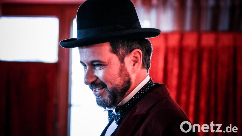 Markus Pleyer in seiner Rolle als &quot;Chilwell&quot; beim Krimi-Dinner &quot;Die spektakuläre Freakshow des Mister Gonzalez&quot; des Ovigo-Theaters. Bild: Freya Fehse/Ovigo-Theater