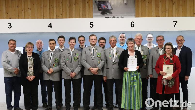Die Schützengesellschaft Vilstal Rieden ehrt Mitglieder (von links): Achim Buchholz, Elke Buchholz, Dritter Bürgermeister Gerhard Schnabel, Manfred Hiermann, Samuel Fritz, Thomas Rybak, Simon Wiesner, Vorsitzender Thomas Graf, Daniel Malotta, Reinhard Orywol, Fabian Orywol, Christa Ibler, Klaus Jaintzyk, Florian Koller, Zweiter Vorsitzender Torsten Malotta, Evi Teich und Bürgermeister Erwin Geitner. Bild: mrr