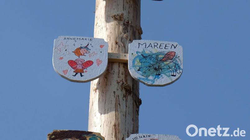Eine gute Idee, schon die Kinder an die Maibaum-Tradition heranzuführen, fanden die Thomasreuther. So war der Dorfnachwuchs für das Schmücken das Maibaumes 2022 mit viel künstlerischem Geschick zuständig. Bild: do