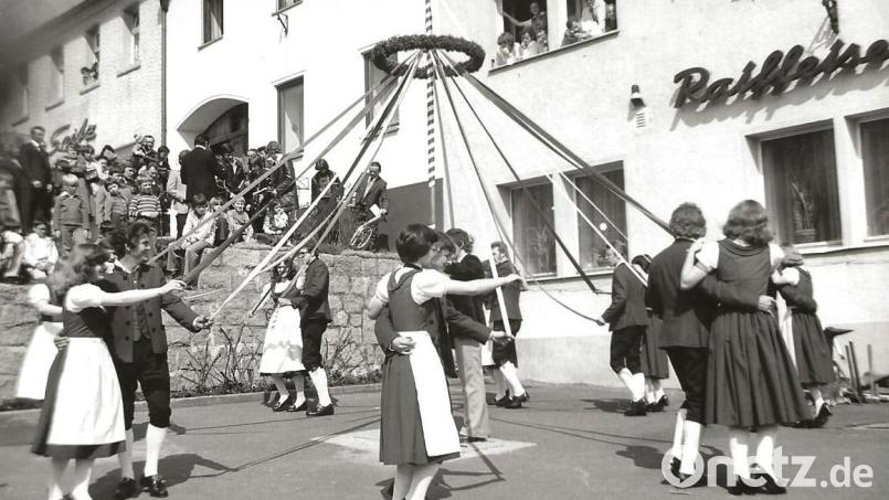 1978, die Volkstanzgruppe führt verschiedene bodenständige Tänze rund um den Maibaum auf. Archivbild: Chronik, Heimat- und Trachtenverein Kirchenthumbach