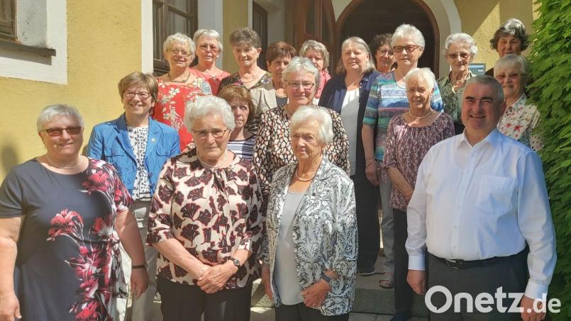 Vorsitzende Angelika Vogl (von links) und Bezirksleiterin Margit Konze ehrten Rosina Bauer für 50 Jahre und Emma Schießl für 60 Jahre Mitgliedschaft. Im Bild die anwesenden geehrten Jubilarinnen und Geistlicher Beirat Alfons Kaufmann. Bild: Angelika Vogl/exb