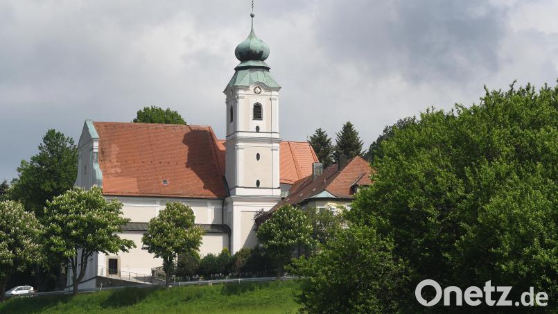 Die Liebhaber der Neustädter Serenaden dürfen in diesem Sommer bis zu sieben Mal zur Klosterkirche St. Felix pilgern. Der Hof hinter Kloster und Gotteshaus dient als Ausweichquartier für die Freizeitanlage, bei der es momentan Schwierigkeiten mit der Bewirtschaftung gibt. Bild: Gabi Schönberger
