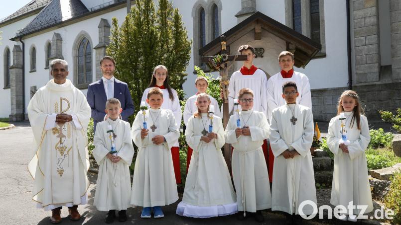 Vier Buben und zwei Mädchen gingen in Nagel zum ersten Mal zum Tisch des Herrn. Pater Joy (von links) und Pastoralreferent Maximilian Pravida hatten die Kinder auf den Tag vorbereitet. Bild: Stefanie Pöllath