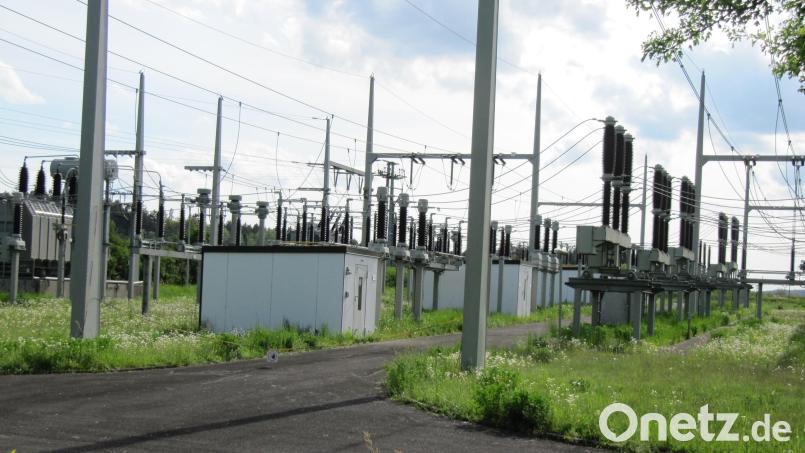 Das Umspannwerk beim Sportpark Hirschau soll als Einspeisepunkt für mehrere Freiflächen-Photovoltaikanlagen dienen. Allerdings wären für den Anschluss aus dem Bereich Ehenfeld Leitungen quer durch die Stadt nötig, was die Stadträten nicht für günstig halten. Bild: fg