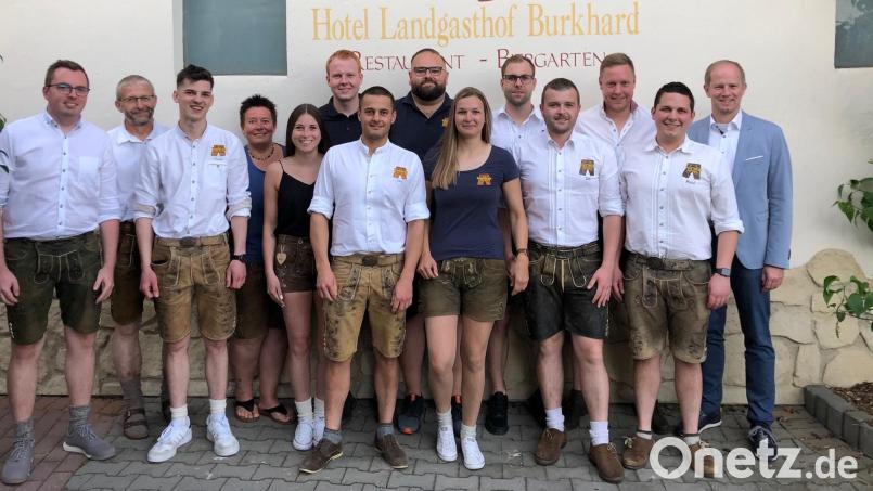 Bürgermeister Konrad Kiener (rechts) gratuliert der neu und zum größten Teil wiedergewählten Vorstandschaft des Kirwavereins Wernberg um Ersten Vorsitzenden Max Geitner (Zweiter von rechts). Bild: mis