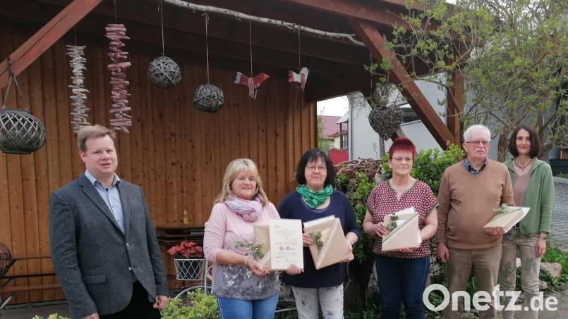 Stadtpfarrer Thomas Kraus (links) und die neue PGR-Sprecherin Martina Memmel (rechts) dankten den scheidenden Pfarrgemeinderäten (von links) Maria Drechsler, Liane Preininger, Sigrid Reger-Scharf und Josef Krauß für ihr Engagement in den vergangenen Jahren. Bild: Martina Memmel/exb