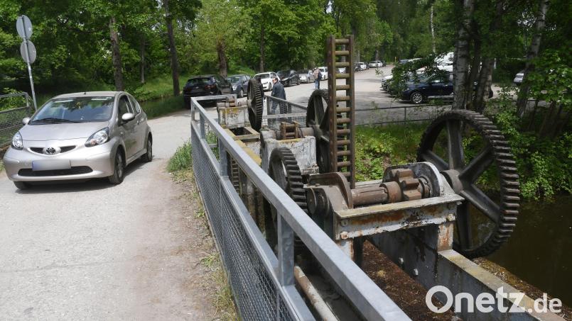 Im Herbst sollen das Areal am Stadtbadwehr und die dortige Brücke zur Baustelle werden. Unklar ist, was Autofahrer machen, die die Fläche bisher als Parkplatz nutzen. Bild: Gabi Schönberger