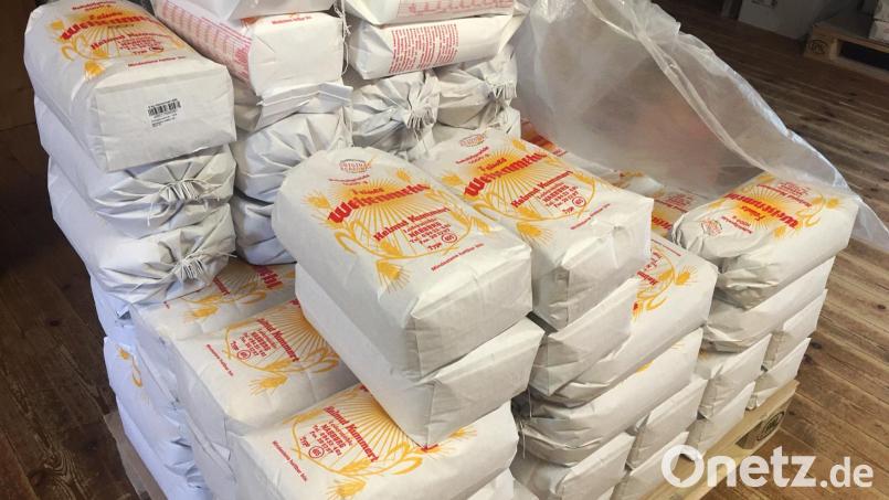 Mehl ist da. In der Ledermühle geht es auch in der Hochphase der Hamsterkäufe nicht aus. Besitzer Helmut Kummert sieht diesbezüglich seinen kleinen Familienbetrieb im Vorteil.. Bild: ihl