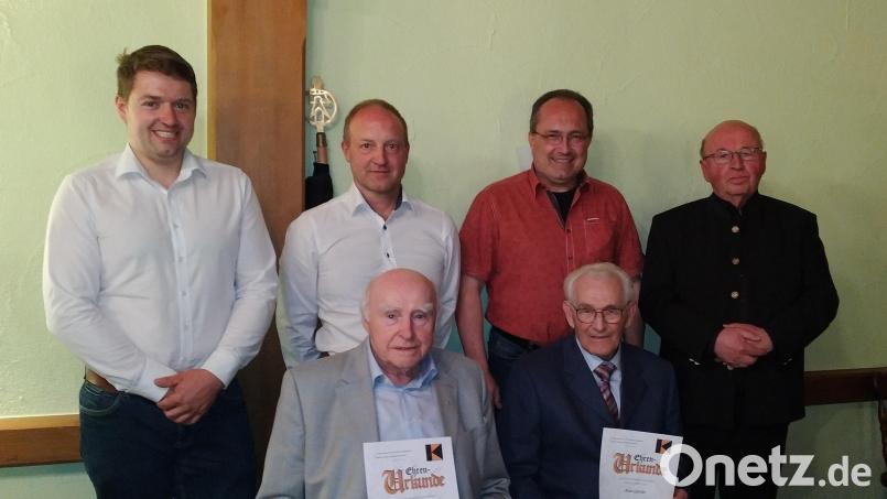 Für 75 Jahre Mitgliedschaft ehrt die Kolpingsfamilie Max Bauer und Alois Gürtler (vorne, von links). Vorsitzenden Josef Schneider, Ehrenvorsitzender Johann Schönberger, Bürgermeister Ludwig Gürtler und Pfarrer Wilhelm Bauer (hinten, von links) gratulieren. Bild: Josef Glas