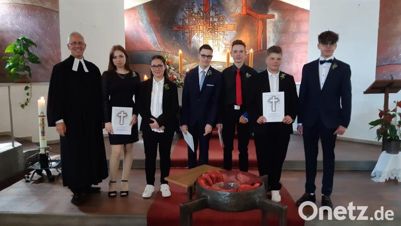 Pfarrer Dominic Naujoks freut sich mit den Konfirmanden (von links): Viktoria Kulikaev, Laila-Jillien Brösicke, Simon Müller, Luca Heidrich, Leon Cihangir und Alex Rörich. Bild: Ruth Wöhrl/exb