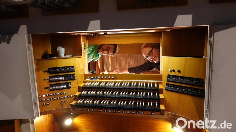 Christoph Schindler (rechts) und sein Sohn Dominik bei der Arbeit hinter dem Spieltisch der großen Schmidt-Weigle-Orgel in der Sulzbacher Christuskirche. Bild: gac