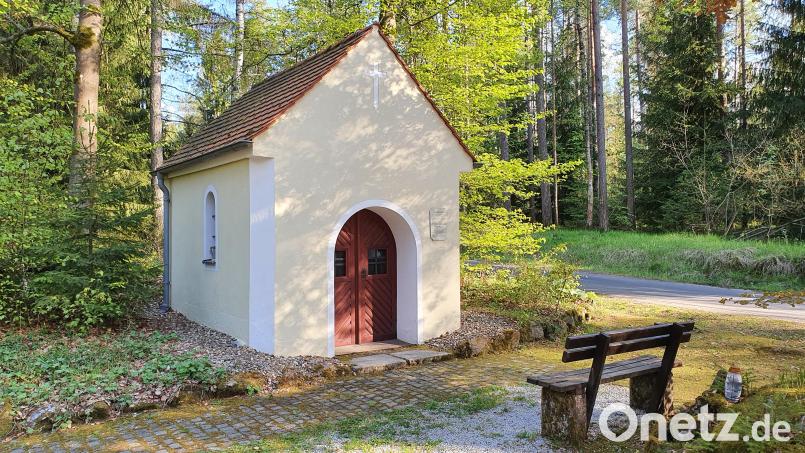 Die Forstkapelle ist ein von Einheimischen wie auch Urlaubsgästen gern besuchter Ort zum Innehalten an der alten Wernersreuther Straße. Bild: hmr
