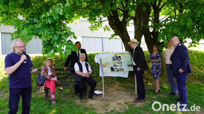 Fürst Jaroslav von Lobkowicz (Fünfter von links) enthüllt eine der zehn Tafeln des Waldthurner Geschichtsweges, auf der „Die goldene Waldthurner Zeit“ mit seinen Vorfahren beschrieben wird. Bild: fvo