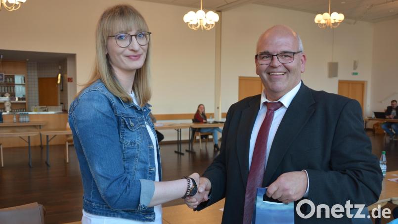 Franziska Weiß aus Schachten wurde als neue Ortssprecherin von Bürgermeister Klaus Meyer verpflichtet. Sie löst ihre Schwester Barbara ab, die beruflich verzogen ist. Bild: jr