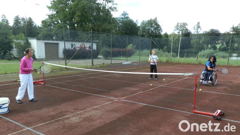Doris Scharnagl-Lindinger und Sohn Leon haben mit einigen Clubmitgliedern erste Erfahrungen beim „Rollstuhl und Fußgänger-Tennis“ gesammelt. In einem Sport-Rolli sitzend und mit dem Schläger in der Hand lässt sich &quot;RuF&quot; als Teamsport erleben. Bild: Netzwerk Inklusion Landkreis TIR/exb
