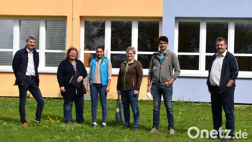Erörterten, wie Schönsee zum Blühparadies wird: (von links) Markus Kurz, Heidi Schmid, Isabella Hollweck, Sandra Klein, Armin Ebnet und Bürgermeister Reinhard Kreuzer. Bild: Stadt Schönsee