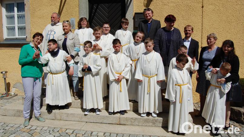 Kommunion feiern zwölf Buben und Mädchen aus der Schule des HPZ Irchenrieth. Den Gottesdienst in der Pfarrkirche in Michldorf zelebriert Pfarrer Alfons Forster (hinten, links). Bild: grm
