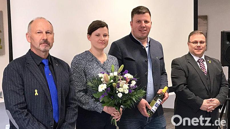 Manfred Zettl (links) und Hartmut Schütze (rechts) begrüßen die neuen Ansprechpartner im Büro der Kreisgruppe: Stephanie Hottner und Daniel Rogers. Bild: R. Kreuzer