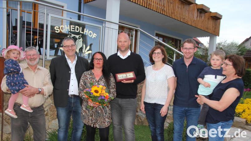 Treue Urlauber ehrte der „Schedlhof“ in Griesbach. Im Bild (von links): Josef Schmidkonz mit Enkelin Josefina, Zweiter Bürgermeister German Hartmann, Diana Flory-Fleischmann, Heiko Flory, Christine und Johannes Kraus sowie Angela Schmidkonz mit Enkel Maximilian. Bild: kro