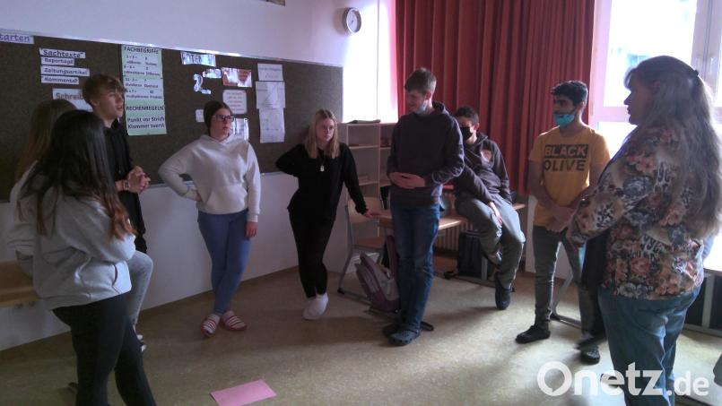 Christian Guttau und Jeanette Matzke (rechts vorne) vom Team &quot;Halt&quot; sprachen mit den Schülerinnen und Schülern über Alkohol. Bild: Mittelschule Mitterteich/exb