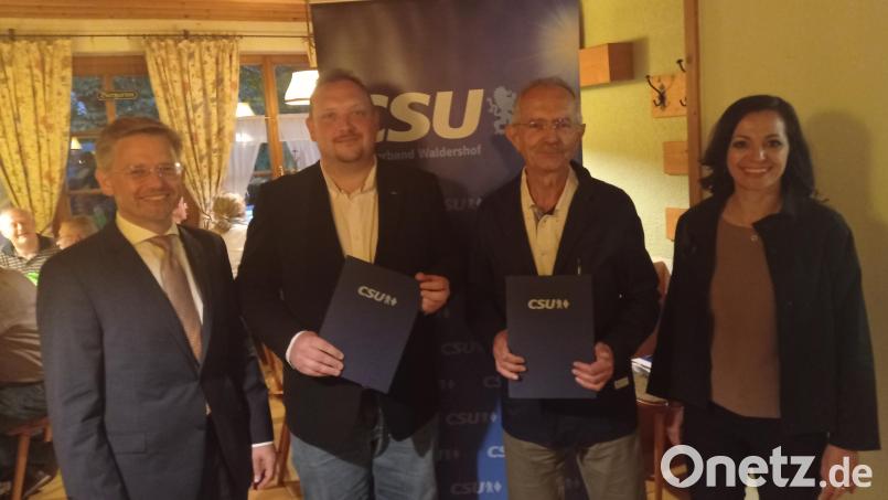 Urkunden und Buchgeschenke gab es für die Treue zur CSU. Im Bild (von links) Tobias Reiß, Mario Rabenbauer, Hubert Kellner und Bürgermeisterin Margit Bayer. Bild: fpoz