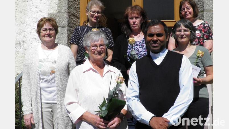Vorsitzende Mariele Kuchenreuther (links) und Bezirksleiterin Elke Burger (hinten, rechts) sowie Pfarrer Julius Johnrose zeichneten Silvia Heindl und Elvira Uschold (hinten, Zweite und Dritte von links) sowie Ingrid Fontana (vorne, links) und Sonja Bamberger für langjährige Mitgliedschaft aus. Bild: exa