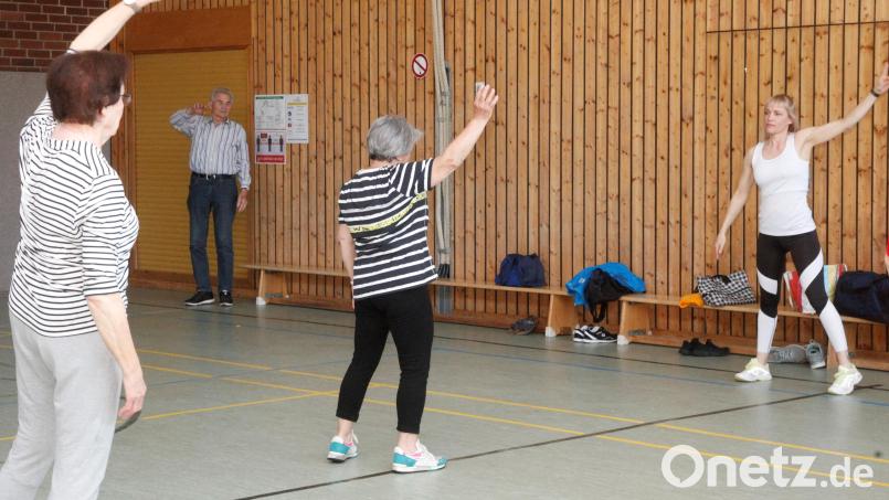 Übungsleiterin Tina Liebelt (rechts) hält die Gruppe der Rheumatiker mit Trockengymnastik fit. Auch Vorsitzender Josef Scheuerer (Zweiter von links) macht mit. Bild: Hirsch