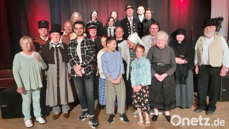 Sie freuen sich über die erfolgreiche Film-Premiere: Die Darstellerinnen und Darsteller mit dem &quot;Amtsarzt&quot; Alfons Wanninger (Dritter von links) zwischen der Produzentin Helma Koch und dem Kameramann Sasan Akbari. Bild: hka