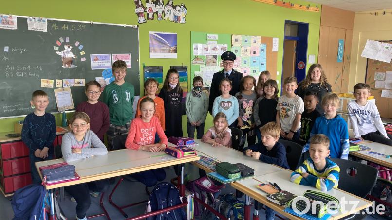 Brandschutzerzieherin Christina Rottenberg besuchte die Schüler der Dritten Klasse und erklärte ihnen den Schutzanzug der Feuerwehr und auch die Ausgehuniform. Bild: sei