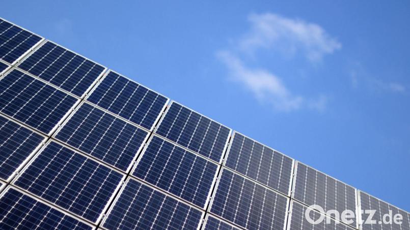 Wie kann Weiden die Sonnenenergie noch besser nutzen? Eine der Fragen, die drei Stadtratsfraktionen in einem umfassenden Konzept geklärt wissen wollen. Symbolbild: Daniel Reinhardt/dpa
