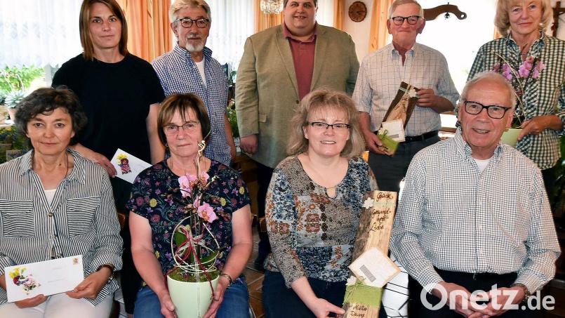 Der Vorsitzende des Gartenbauvereins Illschwang Lorenz Geitner (stehend, Zweiter von links) würdigte gemeinsam mit 1.Bürgermeister Dieter Dehling (stehend, Dritter von links) langjährige Vereinsmitglieder. Bild: no