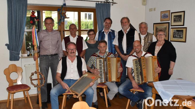 Dichter und Musikanten unterhalten die Zuhörer in der „Almhütte“. Bild: hcz